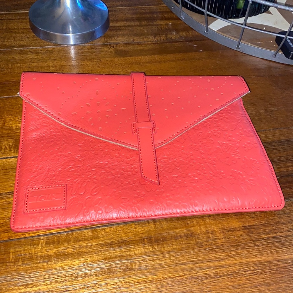 Toms Clutch in coral